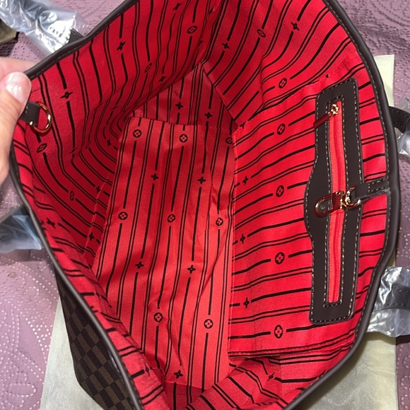 Brown tote bag with wristlet - Picture 7 of 9